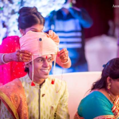 tying mundavalya to the grooms forehead